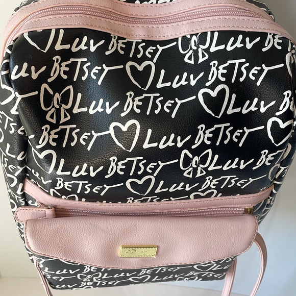 Betsy Johnson Luv   2 in 1 Backpack Purse  Black / Pink  Size Medium - Picture 4 of 16